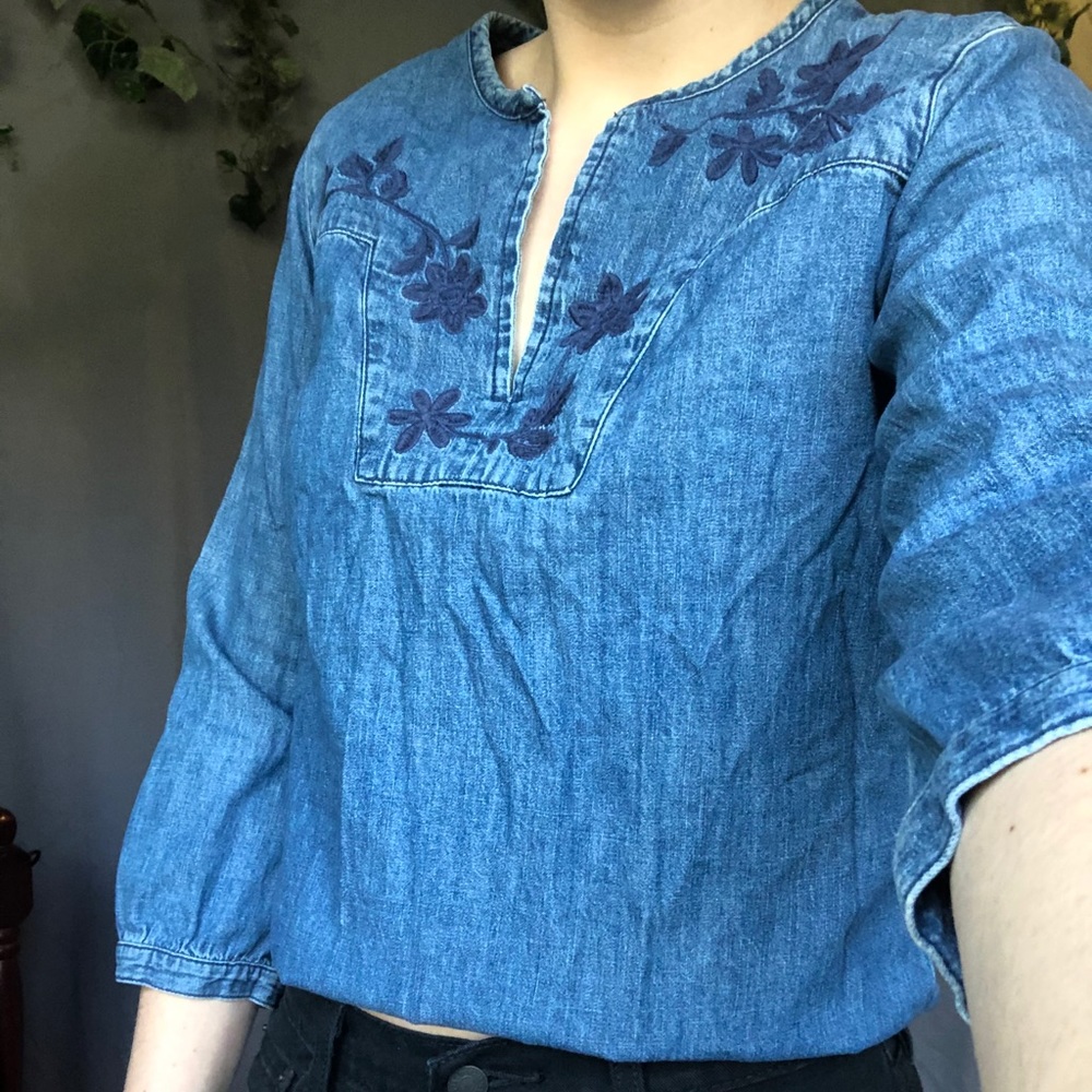 Floral embroidered denim quarter sleeve shirt!